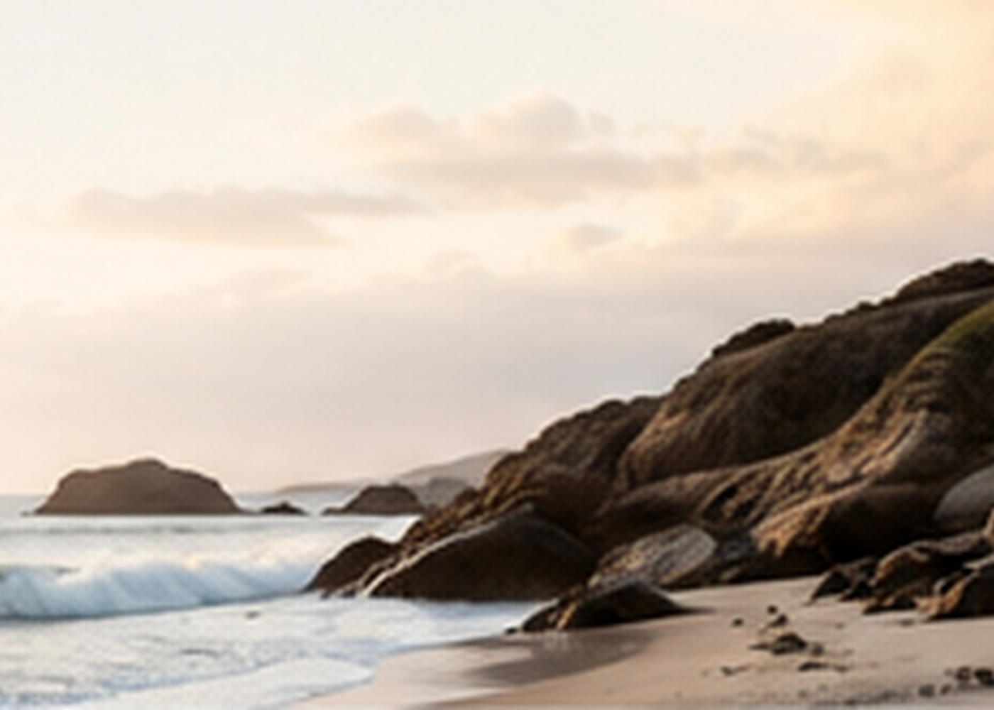 Heller Strand mit Meer und Felsen
